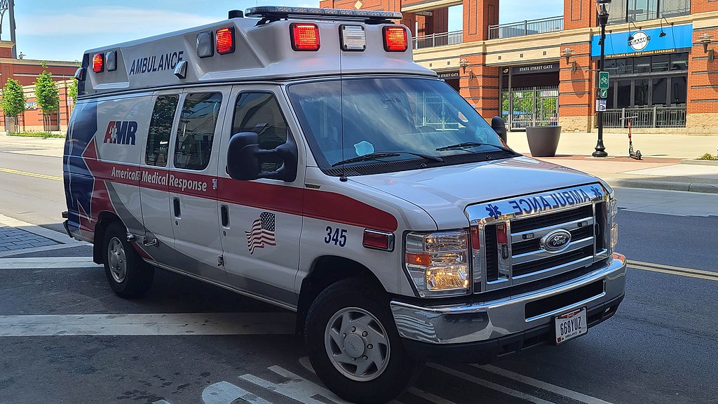1024px-American_Medical_Response_Ambulance_(51190421444).jpg